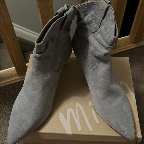 Grey suede low heel booties - Picture 4 of 6